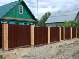 Забор из профлиста со столбами из светлого кирпича